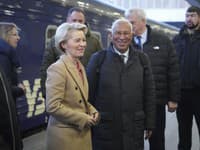 Predsedníčka Európskej komisie Ursula von der Leyenová a predseda Európskej rady Antonio Costa prichádzajú na železničnú stanicu v deň tretieho výročia ruskej invázie na Ukrajinu
