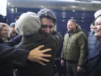 Kanadský premiér Justin Trudeau na vlakovej stanici v Kyjeve