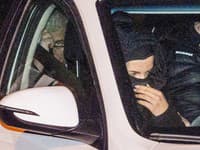 Policajti odvážajú z domu zadržaného riaditeľa motolskej nemocnice Miloslava Ludvíka