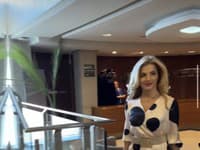 Ministerka kultúry Martina Šimkovičová v béžových šatách s veľkými čiernymi bodkami.