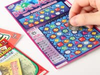 Žena zachránila žreb z koša a vyhrala hlavnú výhru v lotérii FOTO