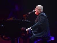 Strach o legendárneho hudobníka (75): Tvrdý pád priamo na pódiu… Smutné slová divákov!