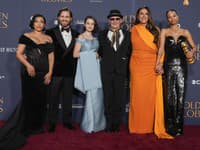 Najväčšie hviezdy filmu Emilia Pérez - zľava Adriana Paz, Edgar Ramirez, Selena Gomez, režisér Jacques Audiard, Karla Sofia Gascon, a Zoe Saldana