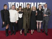 Hlavní predstavitelia filmu Brutalista - Stacy Martin, režisér Brady Corbet, Felicity Jones, Adrien Brody, Mona Fastvold, Raffey Cassidy a Guy Pearce