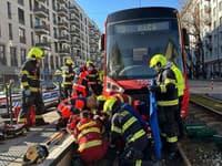 Hasiči vyslobodili osobu spod električky