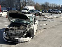 V Bratislave sa zrazilo policajné auto s osobným