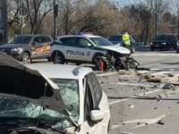 V Bratislave sa zrazilo policajné auto s osobným