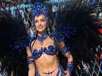 Ruská kráska Irina Shayk OHÚRILA na karnevale v Riu: SEXI PÁVICA... Zakryla len to najnutnejšie!