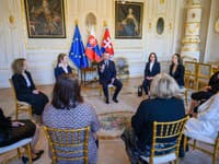 Prezident Peter Pellegrini počas prijatia rodín a priateľov obetí pandémie COVID-19 v Prezidentskom paláci.