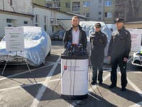 Slávnostné odhalenie, Šutaj Eštok ukázal NOVÉ policajné autá! FOTO Exminister ich označil za pohrebáky