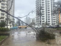 Slabnúci cyklón Alfred si vyžiadal prvú obeť, mnoho ľudí je bez prúdu