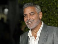 Hollywoodsky fešák George Clooney (63) šokoval ZMENOU IMIDŽU: Šediny sú fuč... ZAFARBIL si vlasy!