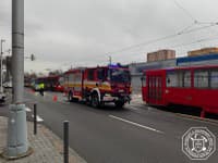 Dopravná nehoda osobného motorového vozidla a električky na Račianskej ulici v Bratislave