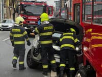 Dopravná nehoda osobného motorového vozidla a električky na Račianskej ulici v Bratislave