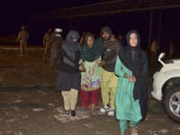 Záchrana pasažierov vlaku v Pakistane