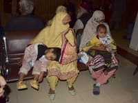 Záchrana pasažierov vlaku v Pakistane