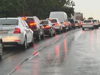V okolí Prešova i Košíc komplikuje situáciu na cestách silný dážď
