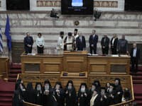 Nový grécky prezident Konstantinos Tasulas (hore uprostred) skladá prísahu počas slávnostného zasadnutia parlamentu v Aténach.