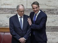 Nový grécky prezident Konstantinos Tasulas (vľavo) skladá prísahu vedľa gréckeho premiéra Kyriakosa Mitsotakisa (vpravo).