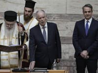 Nový grécky prezident Konstantinos Tasulas (uprostred) skladá prísahu vedľa arcibiskupa Atén a celého Grécka (vľavo) a gréckeho premiéra Kyriakosa Mitsotakisa (vpravo).