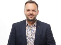 Milan Junior Zimnýkoval bude moderovať galavečer Krištáľové krídlo po boku troch nádherných dám. 