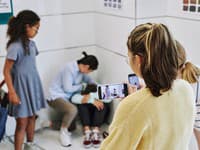 BRUTÁLNA bitka priamo v škole: Škrtenie, ťahanie za vlasy aj tmavá tekutina! Prípadom sa zaoberá polícia