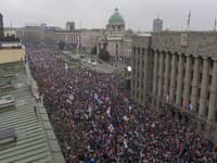 Na protesty v Belehrade prišlo vyše 100-tisíc ľudí