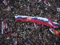 Na protesty v Belehrade prišlo vyše 100-tisíc ľudí