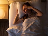 Lekárka varuje pred obľúbenou spánkovou polohou: Okrem bolesti chrbta môže zastaviť dýchanie!