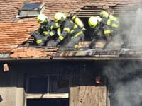 FOTO Ranný zásah hasičov: Požiar opustenej budovy v Bratislave sa rozšíril aj na podkrovie a strechu