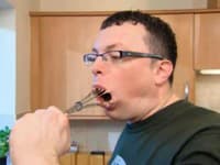 Strčil si metličku do úst, stal sa hitom internetu: Muž prezradil, koľko na legendárnom meme zarobil!