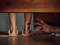 HOROR na dovolenke: Žena po návrate do hotelovej izby zažila šok! Pod posteľou objavila cudzieho muža