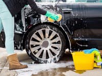 Umývate auto počas slnečných dní? Chyba, varujú odborníci: Toto sú bežné omyly, ktoré škodia vášmu vozidlu
