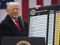 Je to oficiálne! Trump oznámil clá na dovoz tovaru, zrušil aj bezcolnú výnimku z Číny: Celý svet reaguje