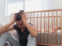Zobúdza sa vaše bábätko v postieľke? Vyskúšajte TOTO 10-sekundové pravidlo, radí odborníčka