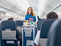 Palubný personál radí: Týchto PÄŤ pochutín si v lietadle nikdy neobjednávajte! Inak si poriadne zavaríte