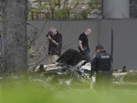 Príslušníci záchranných zložiek zasahujú po tom, čo sa nalé lietadlo zrútilo na diaľnicu na juhu amerického štátu Florida v piatok 11. apríla 2025