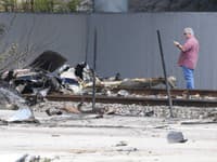 Príslušníci záchranných zložiek zasahujú po tom, čo sa nalé lietadlo zrútilo na diaľnicu na juhu amerického štátu Florida v piatok 11. apríla 2025