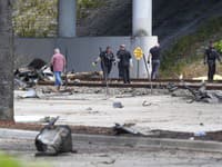 Príslušníci záchranných zložiek zasahujú po tom, čo sa nalé lietadlo zrútilo na diaľnicu na juhu amerického štátu Florida v piatok 11. apríla 2025