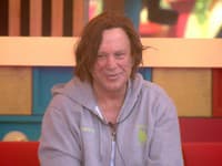 Hviezdny Mickey Rourke v Big Brother: Diváci sú ZNECHUTENÍ... Fuj, to vážne si TAKTO umýva zuby?!