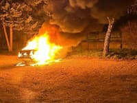 Hasiči museli zasahovať v Prievidzi: Horelo osobné auto, príčiny požiaru zisťujú