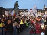 Srbskí študenti protestujúci proti vláde dorazili na bicykloch do Štrasburgu