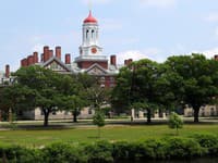 Harvard zažaloval Trumpovu administratívu za zmrazenie grantov