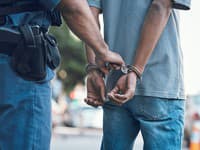 Polícia obvinila z krádeže 24-ročného muža: S plným plecniakom chcel opustiť predajňu cez pokladničnú zónu