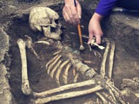 Našli hrob NAJSLÁVNEJŠIEHO mušketiera! Pod oltárom v Maastrichte ležala kostra s guľkou, DNA má potvrdiť d'Artagnana