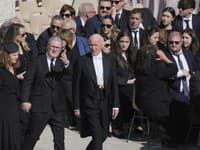 Britský premiér Keir Starmer prichádza na pohreb pápeža Františka na Námestí svätého Petra vo Vatikáne.