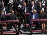 Prezident Donald Trump, tretí sprava, po boku prvej dámy Melanie Trumpovej, francúzskeho prezidenta Emmanuela Macrona, v prvom rade vľavo, a fínskeho prezidenta Alexandra Stubb, druhého zľava, sa zúčastňujú pohrebu pápeža Františka na Námestí svätého Petra vo Vatikáne.
