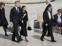 Španielsky kráľ Filip VI. a kráľovná Letizia prichádzajú na pohreb pápeža Františka.