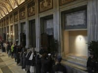 Hrob pápeža Františka sprístupnili pre verejnosť: FOTO Úctu vzdávajú stovky veriacich