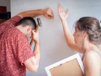 Párik zostal šokovaný tým, čo našiel v stene kúpeného domu: FOTO Čo to má byť?